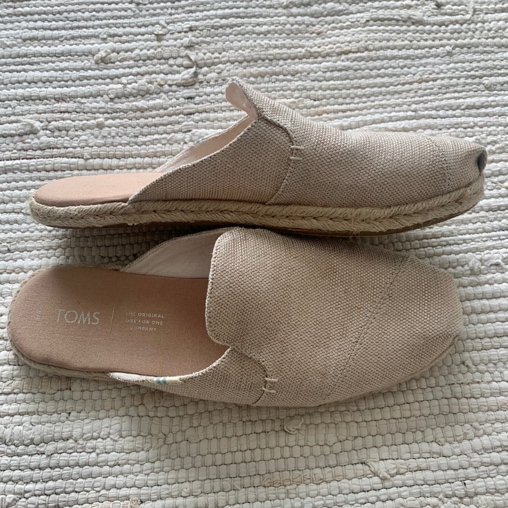 Women’s size 9 Tom’s Slides